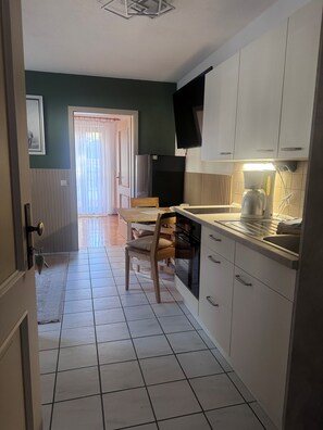 Kühlschrank, Ofen, Herdplatte, Wasserkocher mit Kaffee-/Teezubehör