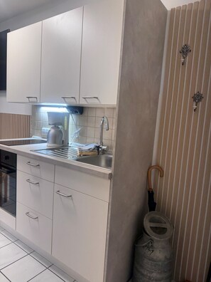 Kühlschrank, Ofen, Herdplatte, Wasserkocher mit Kaffee-/Teezubehör