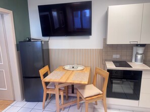 Kühlschrank, Ofen, Herdplatte, Wasserkocher mit Kaffee-/Teezubehör