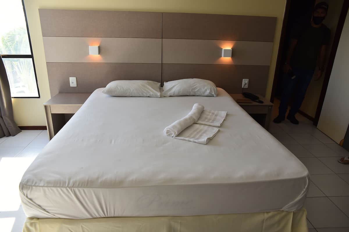 Standaard tweepersoonskamer | Een bureau, gratis wifi, beddengoed