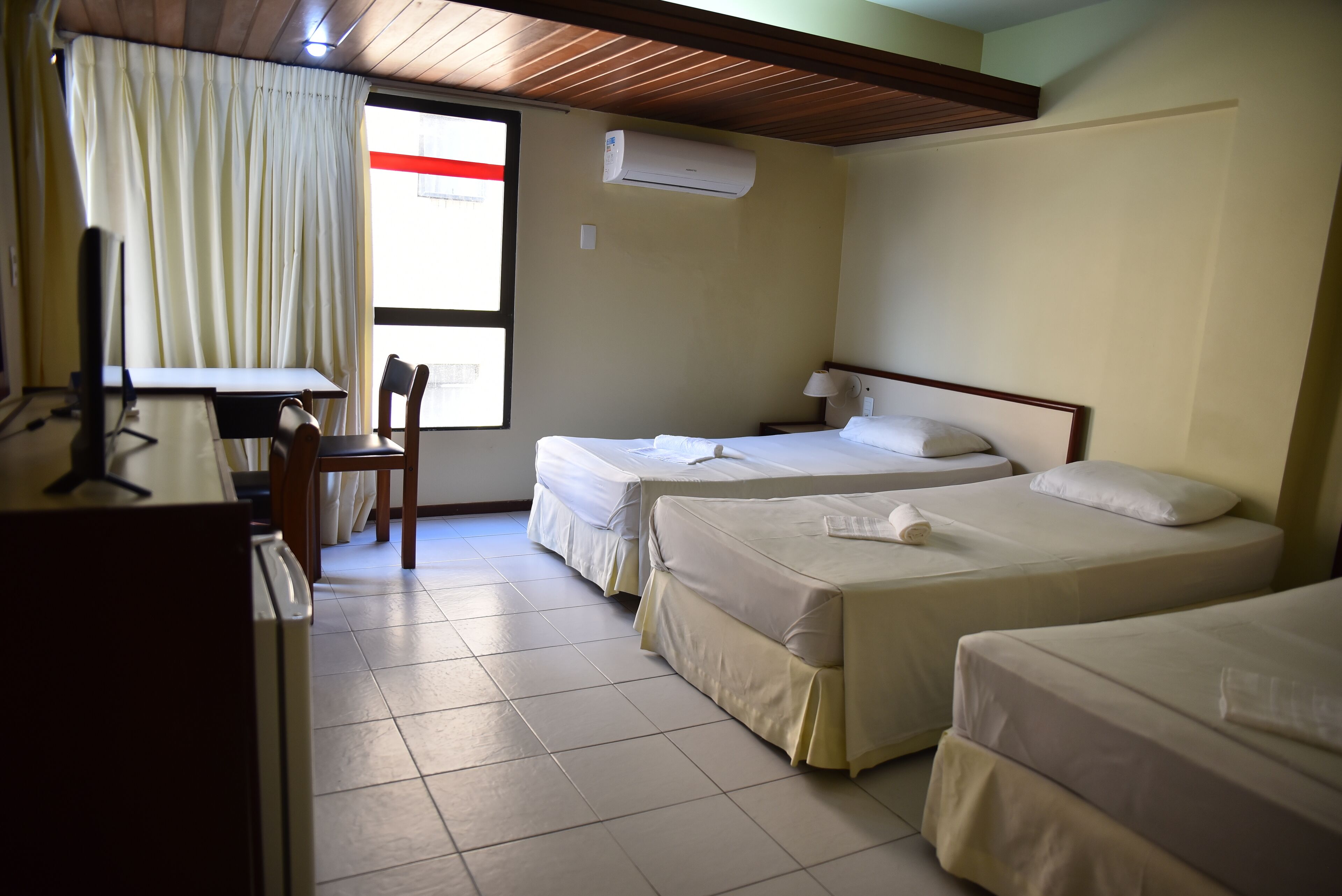 standard triple room | 1 bedroom, desk, free wifi, bed sheets