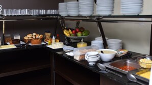 Free daily self-service breakfast  - Manos Royal Hotel (João Pessoa)