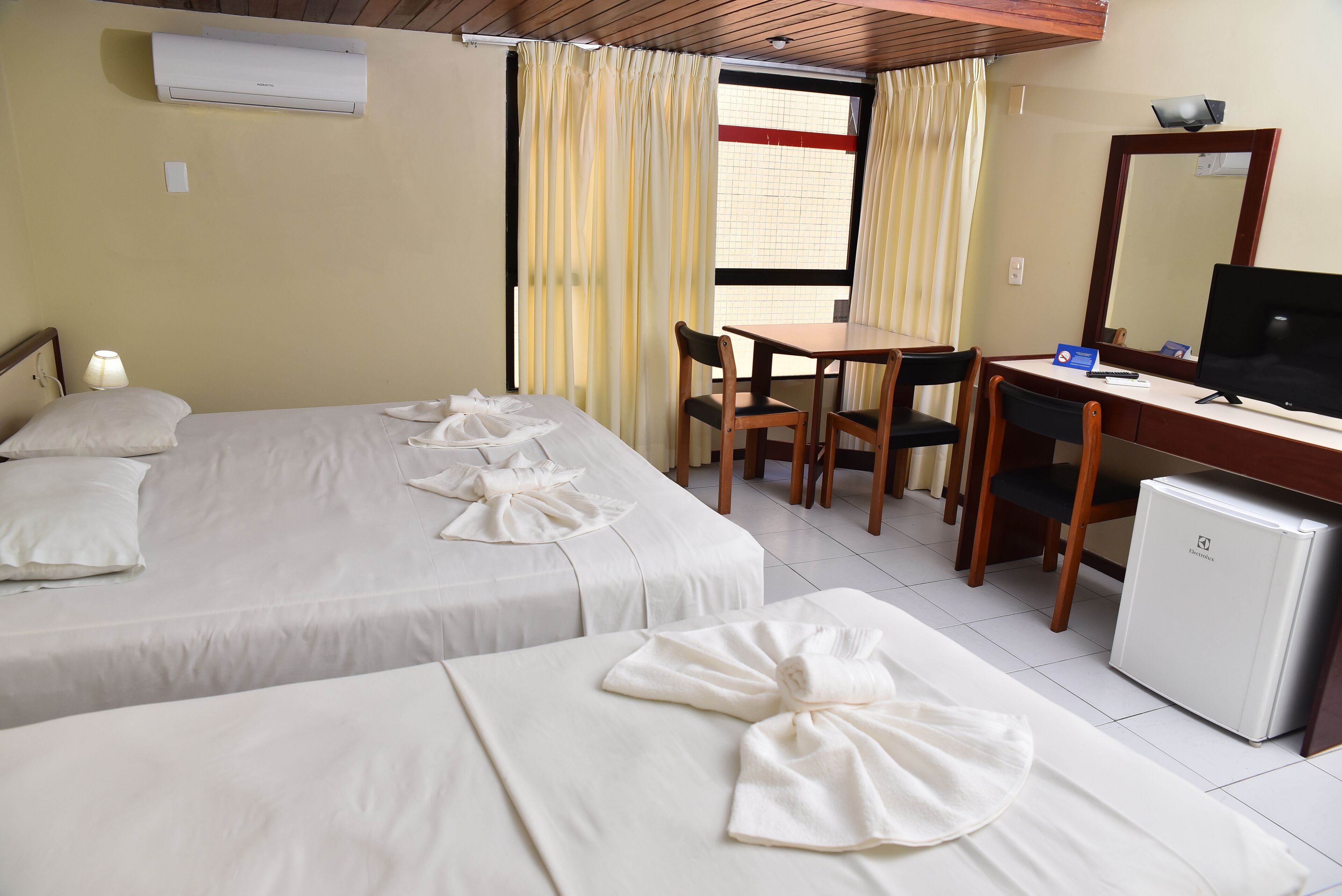 standard triple room | 1 bedroom, desk, free wifi, bed sheets