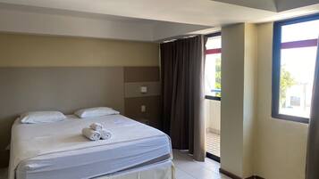 Quarto casal superior | Escrivaninha, Wi-Fi de cortesia, roupa de cama