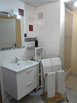 Chuveiro, secador de cabelo, toalhas de banho, sabonete