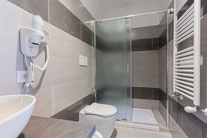 Deluxe Double or Twin Room | Bathroom | Shower, hair dryer, slippers, bidet - Albergo Diffuso Amatrice (Amatrice)
