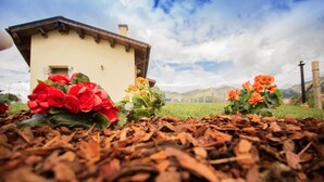 A building with a sloped roof and a small porch area. - Albergo Diffuso Amatrice (Amatrice)
