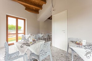 Esmorzar diari d'estil bufet gratuït