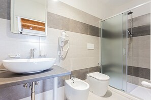 Deluxe kamer, 1 twee- of 2 eenpersoonsbedden | Badkamer | Een douche, een haardroger, pantoffels, een bidet