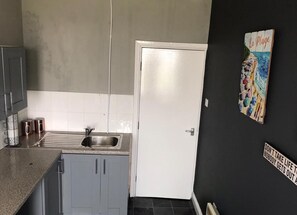 Fridge, microwave, oven, coffee/tea maker - The Leven Guesthouse (Hartlepool)