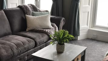 1 habitación, decoración personalizada, muebles diferentes y escritorio