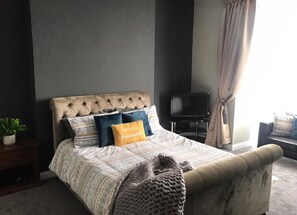 Individually decorated, individually furnished, desk, laptop workspace - The Leven Guesthouse (Hartlepool)