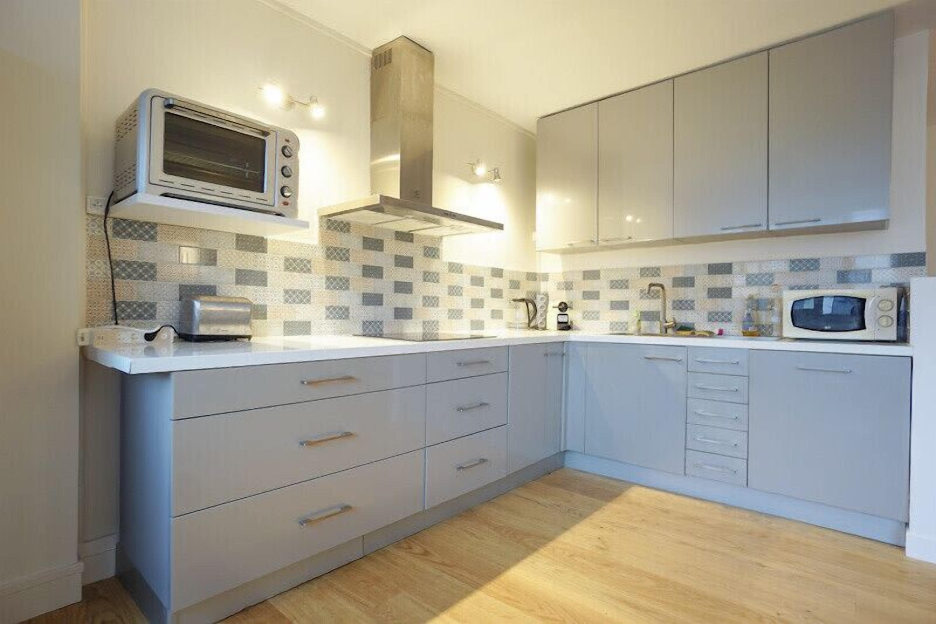 Kühlschrank, Mikrowelle, Ofen, Geschirrspüler