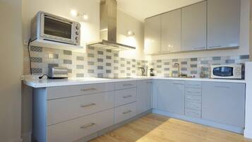 KĂŒhlschrank, Mikrowelle, Ofen, GeschirrspĂŒler