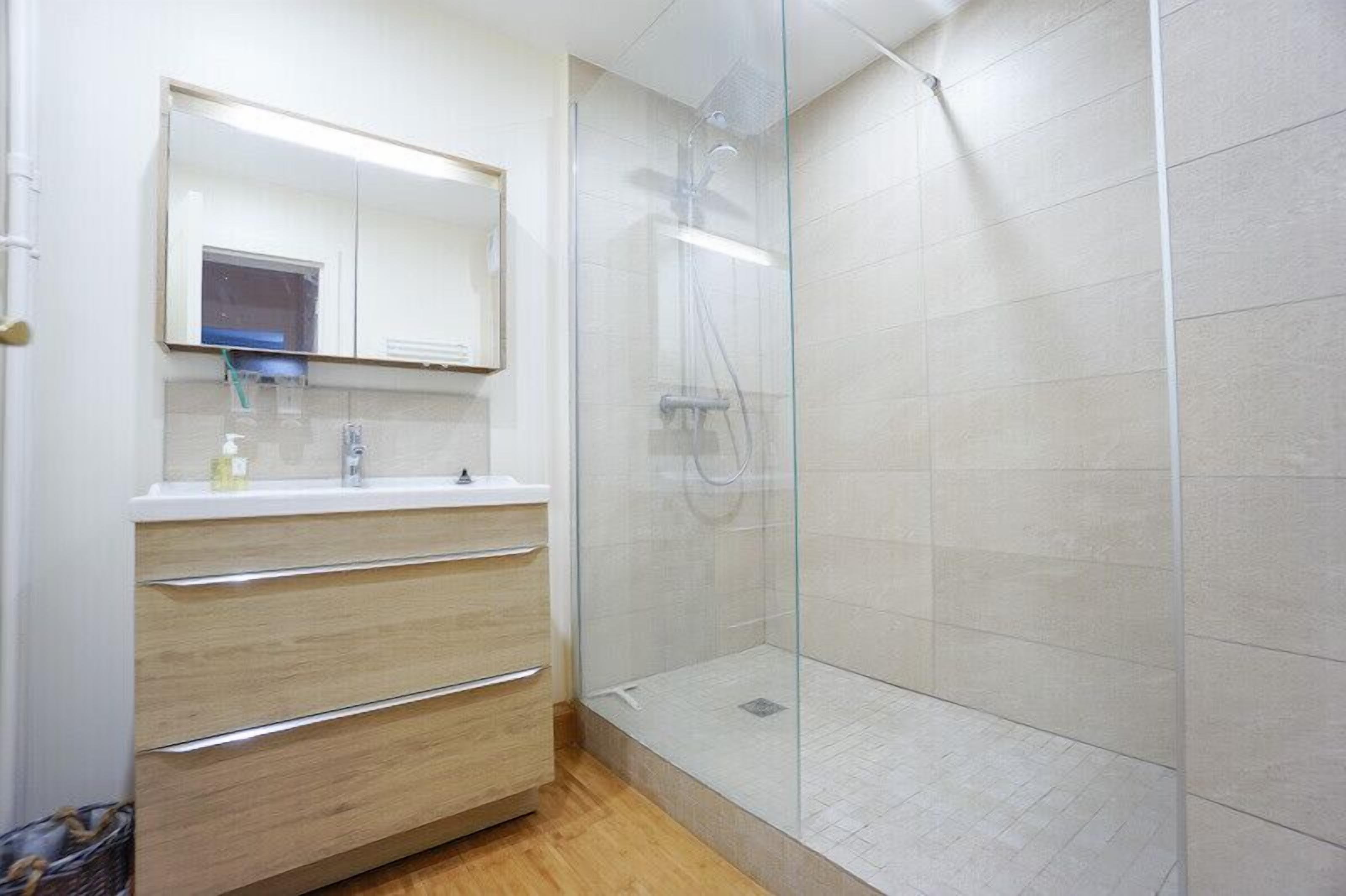 Douche, serviettes fournies