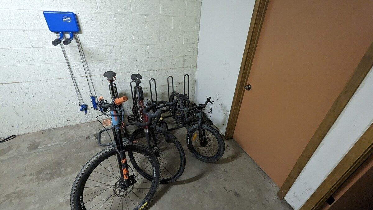 Ein Fahrradständer mit mehreren angeschlossenen Fahrrädern.