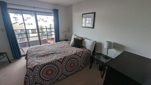 3 quartos, escrivaninha, ferros/tábuas de passar roupa