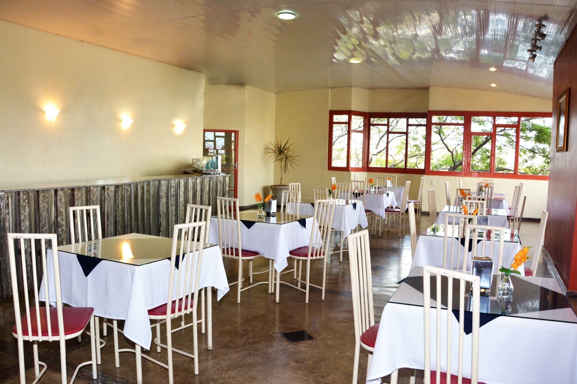 Café da manhã com buffet grátis todos os dias