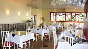 Café da manhã com buffet grátis todos os dias