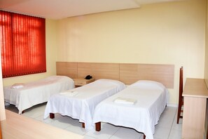 Minibar, desk, laptop workspace, iron/ironing board - Ana Maria Apart Hotel (Arcos)