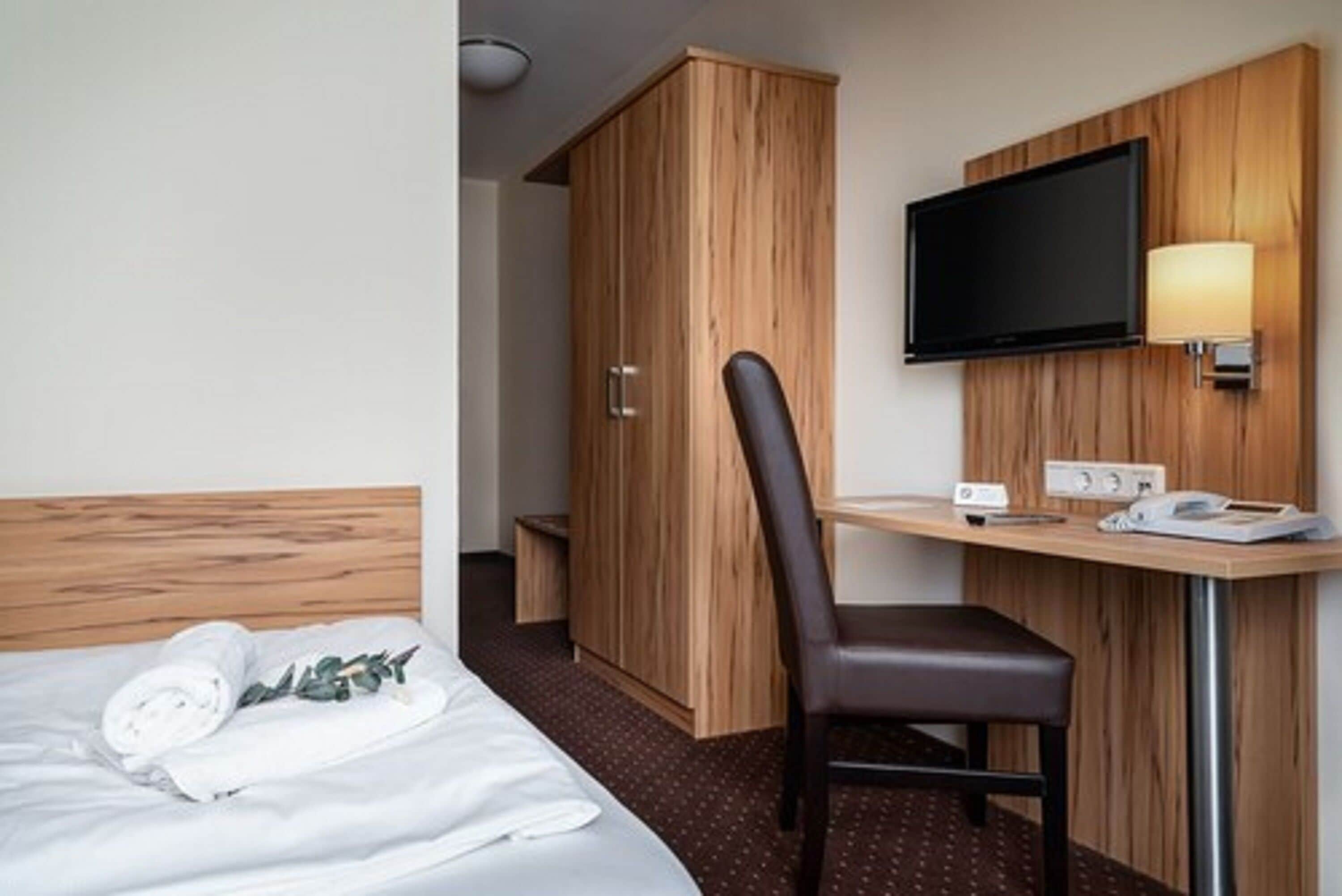 single room | living area | 80-cm flat-screen tv with satellite channels, tv