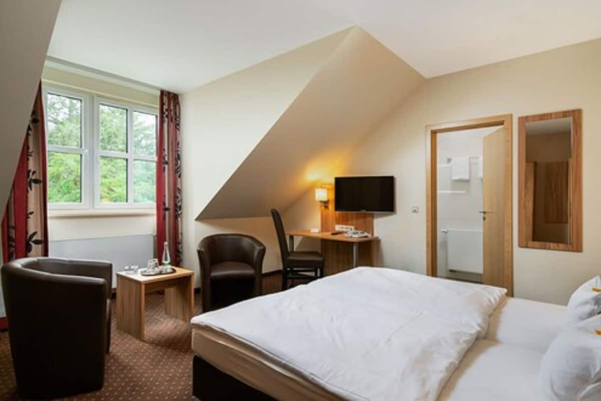 Double Room | In-room safe, desk, laptop workspace, WiFi (free)