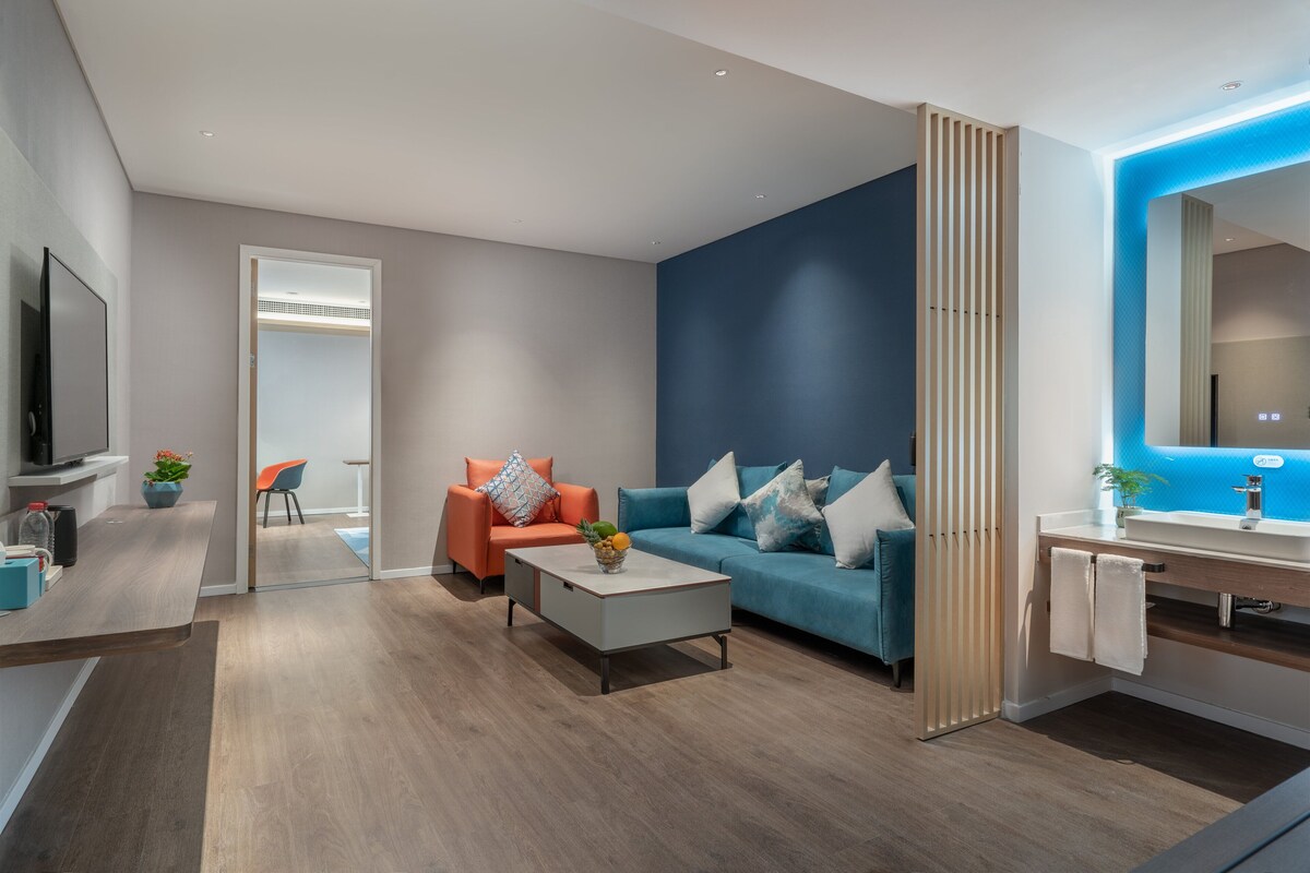 Una sala de estar moderna con un sofá, una mesa de centro y un televisor.