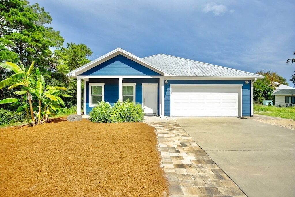 Beach House with Hot Tub - 21yo & UP