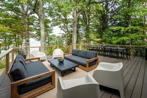 Outdoor dining - Lakefront Home With Private Beach and Sauna!! (Lakeside)