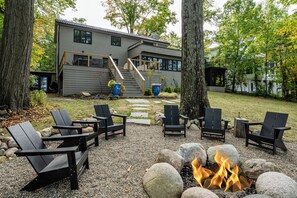 Property grounds - Lakefront Home With Private Beach and Sauna!! (Lakeside)