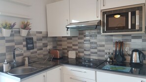 Réfrigérateur, micro-ondes, plaque de cuisson, cafetière/bouilloire