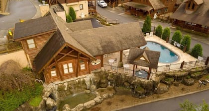 Cabin w/ Hot Tub, resort gameroom, two pools - 1/2 mile to Pigeon Forge Parkway