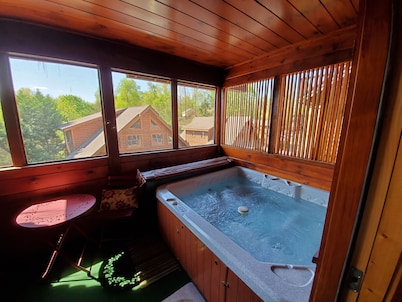 Cabin w/ Hot Tub, resort gameroom, two pools  - 1/2 mile to Pigeon Forge Parkway