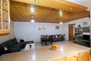 Deluxe Apartment | Living area | Flat-screen TV - Fergani Apartments (Lemnos)