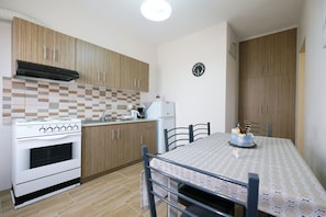 Comfort-Apartment (2) | Eigene Küche | Großer Kühlschrank, Ofen, Wasserkocher, Kochgeschirr/Geschirr/Besteck