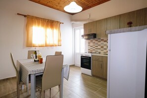 Comfort Apartment (4) | Private kitchen | Full-size fridge, oven, electric kettle, cookware/dishes/utensils - Fergani Apartments (Lemnos)