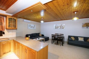 Departamento Deluxe | Cocina privada | Refrigerador con congelador, horno y tetera eléctrica