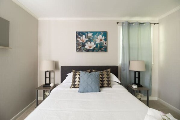 3 bedrooms, iron/ironing board, WiFi, bed sheets