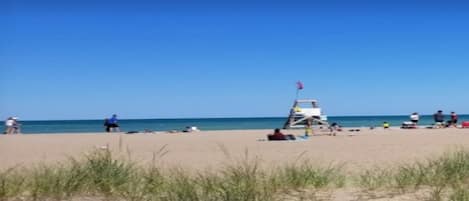 Beach nearby, sun loungers, beach towels