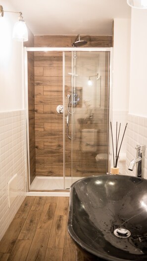 Superior Double Room (stanza 3) | Bathroom | Shower, rainfall showerhead, free toiletries, hair dryer - Toledo Class (Naples)