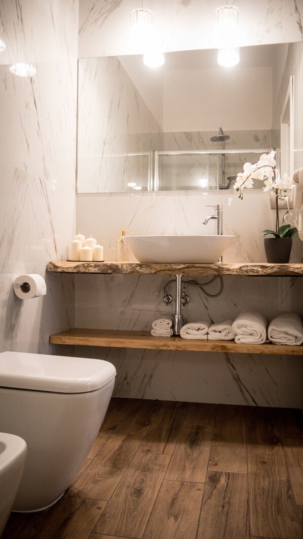 Superior Triple Room (stanza 1) | Bathroom | Shower, rainfall showerhead, free toiletries, hair dryer - Toledo Class (Naples)