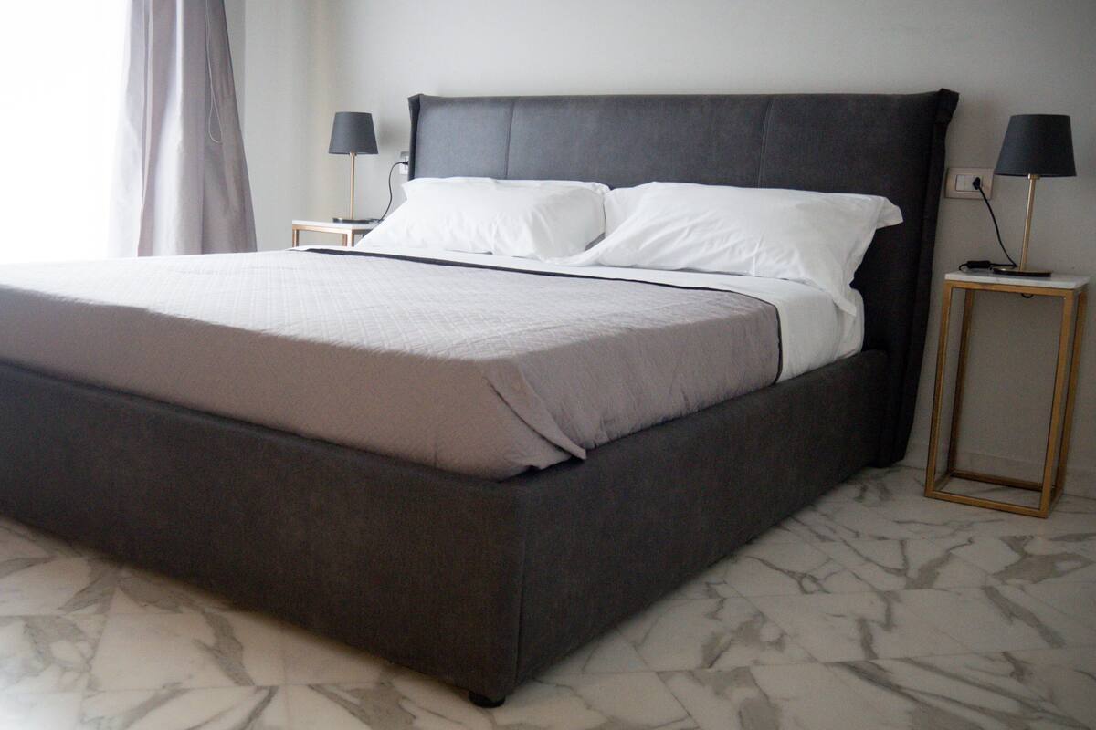 Artículos del minibar gratis, escritorio y cortinas blackout 