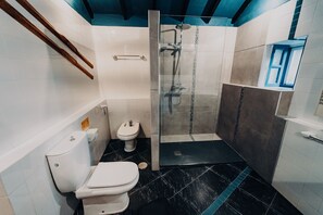 Douche, sĂšche-cheveux, bidet, serviettes fournies