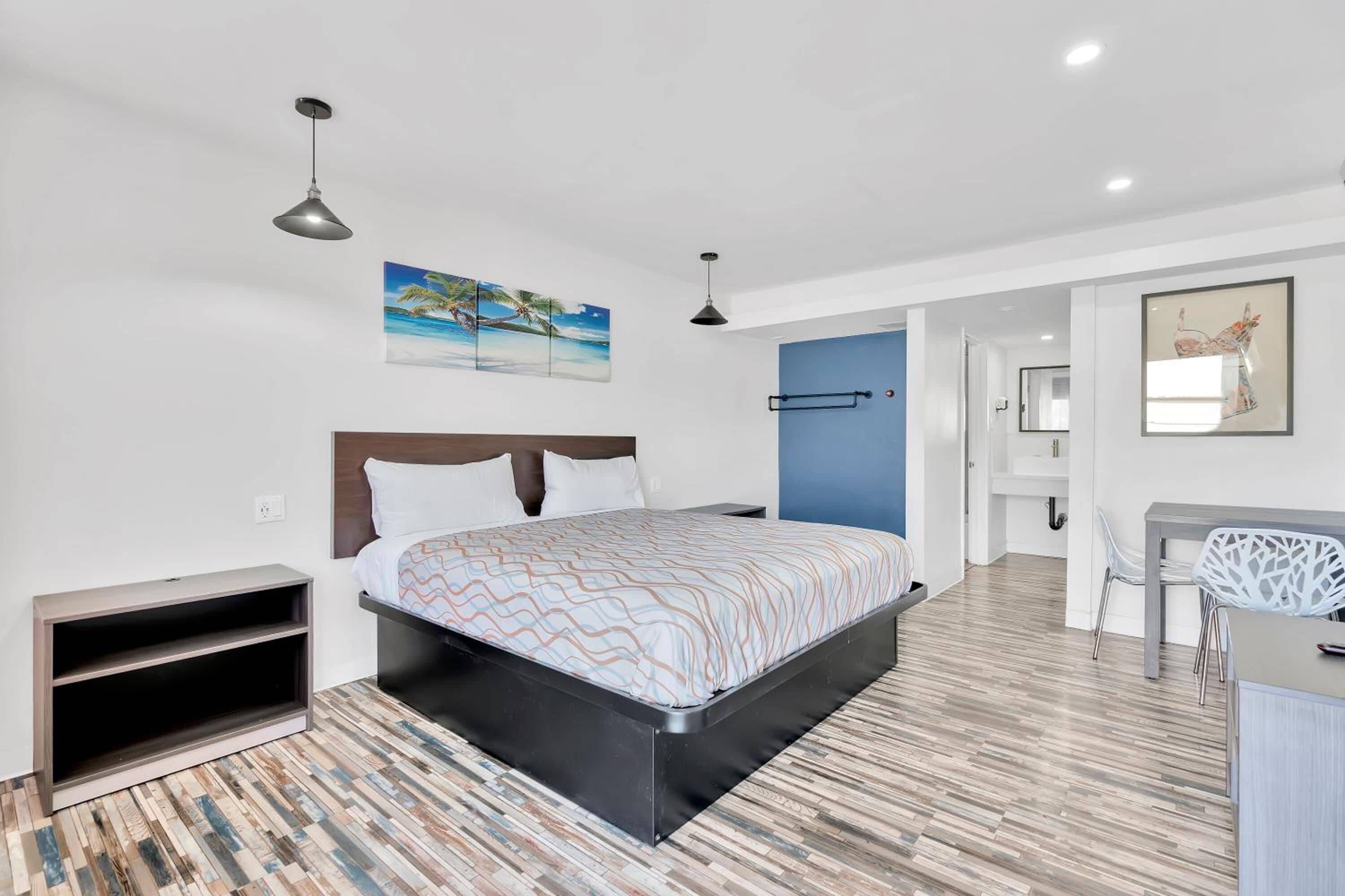 Una scrivania, postazione laptop, Wi-Fi gratuito, lenzuola