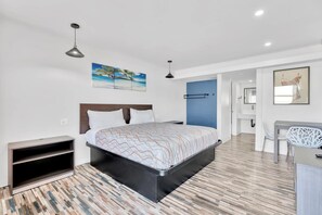 Desk, laptop workspace, free WiFi, bed sheets - Tradewinds Motel (Lakewood)