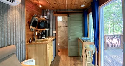 Pet-friendly Sunset Eco Container Cabin 10 minutes from Downtown Dahlonega