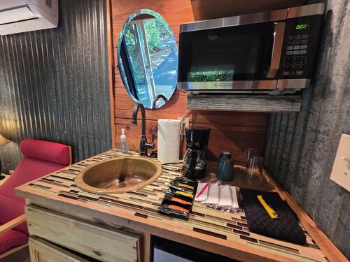 Pet-friendly Sunset Eco Container Cabin 10 minutes from Downtown Dahlonega