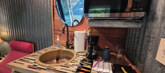 Pet-friendly Sunset Eco Container Cabin 10 minutes from Downtown Dahlonega