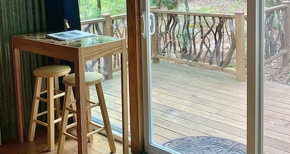Pet-friendly Sunset Eco Container Cabin 10 minutes from Downtown Dahlonega