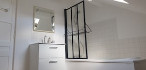 Ensemble douche/baignoire, sèche-cheveux, serviettes fournies